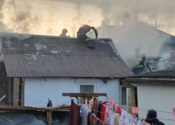 Incendiu la casă de locuit din cartierul Ițcani. Pompierii militari au intervenit cu două autospeciale de stingere și o ambulanță SMURD