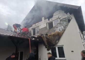 Pompierii au intervenit cu șase autospeciale și cisterne de stingere la un incendiu izbucnit la o gospodărie din Râșca. Focul a pornit în urma unui scurtcircuit la un cuptor cu microunde
