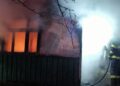 Detalii despre incendiul care a făcut scrum o casă din Siminicea, din cauza jarului căzut din sobă. Proprietarul consumase băuturi alcoolice și se culcase în patul situat lângă sobă