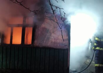 Detalii despre incendiul care a făcut scrum o casă din Siminicea, din cauza jarului căzut din sobă. Proprietarul consumase băuturi alcoolice și se culcase în patul situat lângă sobă