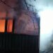 Detalii despre incendiul care a făcut scrum o casă din Siminicea, din cauza jarului căzut din sobă. Proprietarul consumase băuturi alcoolice și se culcase în patul situat lângă sobă