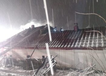 Incendiu izbucnit la o gospodărie din Stroiești, din cauza scânteilor provenite din coșul de fum deteriorat