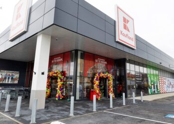 Un individ din Berchișești a fost reținut pentru că a furat o sticlă de tequilla din magazinul Kaufland Burdujeni și a trântit la pământ un agent de securitate