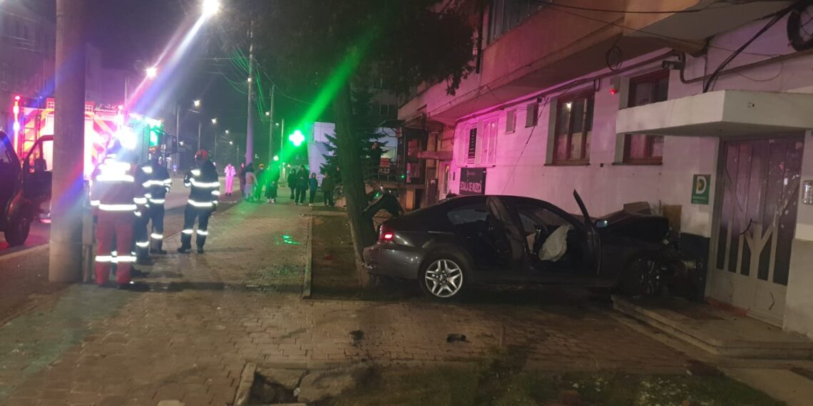 Detalii despre accidentul din zona Bancă, unde un BMW s-a izbit într-un bloc. Șoferul voia să schimbe banda de circulație