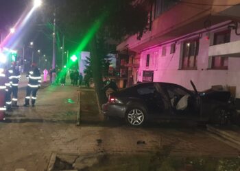 Detalii despre accidentul din zona Bancă, unde un BMW s-a izbit într-un bloc. Șoferul voia să schimbe banda de circulație