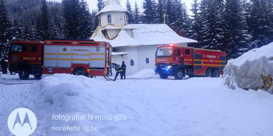 Incendiu la un schit din Poiana Negri. Pompierii au salvat corpul de chilii și depozitul de lemne de foc