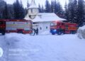 Incendiu la un schit din Poiana Negri. Pompierii au salvat corpul de chilii și depozitul de lemne de foc