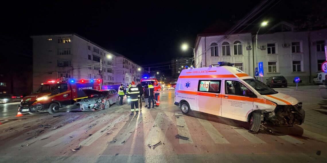 Un autoturism s-a izbit într-o ambulanță aflată în misiune, în intersecția din fața Bibliotecii Bucovinei din Suceava. Patru persoane au fost implicate