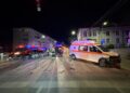 Un autoturism s-a izbit într-o ambulanță aflată în misiune, în intersecția din fața Bibliotecii Bucovinei din Suceava. Patru persoane au fost implicate