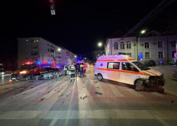 Un autoturism s-a izbit într-o ambulanță aflată în misiune, în intersecția din fața Bibliotecii Bucovinei din Suceava. Patru persoane au fost implicate