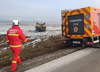 Accident rutier între două autoturisme pe raza localității Bosanci. Doi adulți și un minor au fost transportați la spital