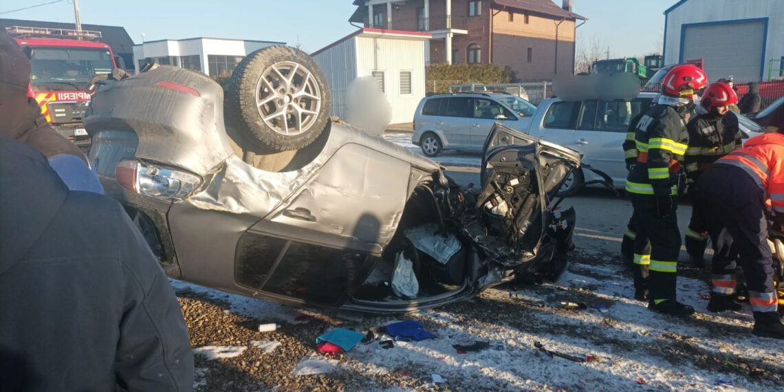 Un bărbat a ajuns la spital, după ce s-a răsturnat cu mașina pe raza localității Marginea