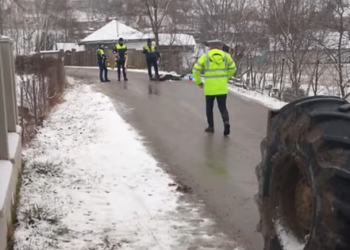Un bărbat a murit după ce a căzut din TAF-ul folosit pe post de taxi. Utilajul era condus de un individ beat și fără permis