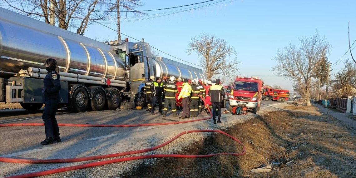 Două cisterne s-au ciocnit pe raza satului Vadu Moldovei. Șoferul care nu a păstrat distanța a ajuns la spital