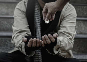 Doi iubiți, care au racolat o persoană cu dizabilități și au obligat-o să cerșească pentru ei, condamnați la trei ani de închisoare cu suspendare. Au obținut peste 81.500 de lei în șase luni