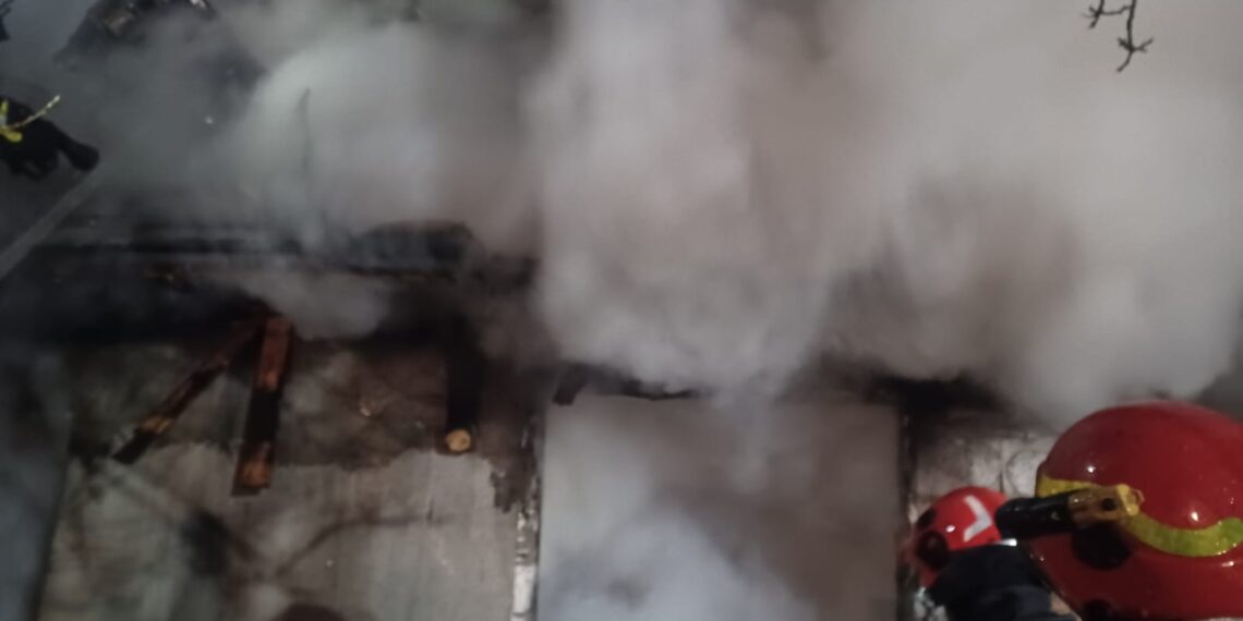 O casă din Boroaia s-a făcut scrum în urma unui incendiu izbucnit din cauza fumatului în locuri nepermise. Pompierii militari au salvat o casă învecinată
