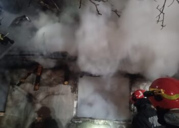 O casă din Boroaia s-a făcut scrum în urma unui incendiu izbucnit din cauza fumatului în locuri nepermise. Pompierii militari au salvat o casă învecinată