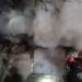 O casă din Boroaia s-a făcut scrum în urma unui incendiu izbucnit din cauza fumatului în locuri nepermise. Pompierii militari au salvat o casă învecinată