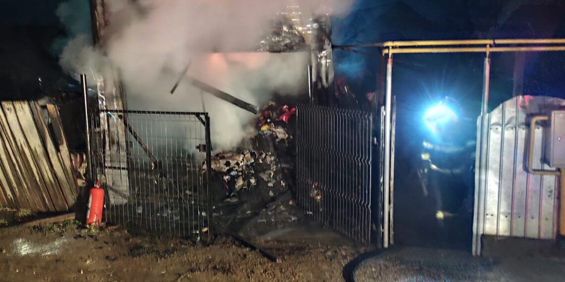 Un garaj din Burdujeni-Sat s-a făcut scrum în urma unui incendiu izbucnit din cauza unui cablu electric defect