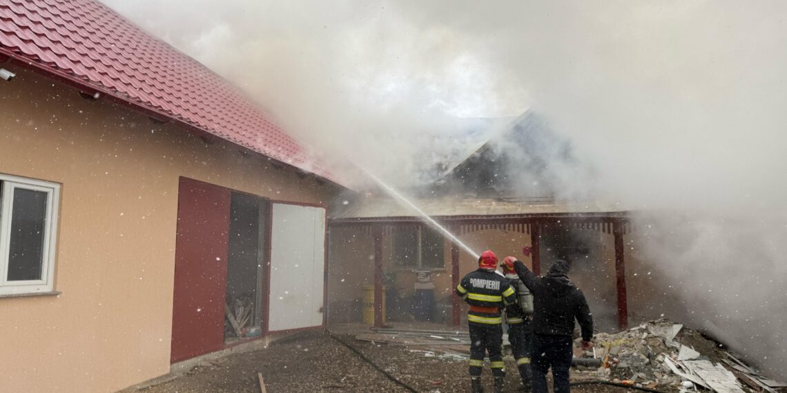 Incendiu la o gospodărie din Burla. Pompierii au intervenit cu cinci autospeciale de stingere