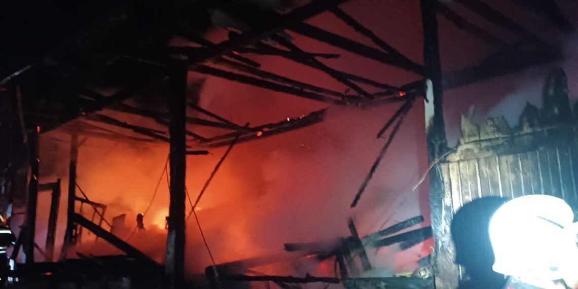 Incendiu devastator la o gospodărie din Cajvana. Pompierii au intervenit cu 11 autospeciale de stingere și au luptat cu flăcările la -15 grade. Două vaci, opt porci, două oi și 10 tone de cereale, mistuite de foc