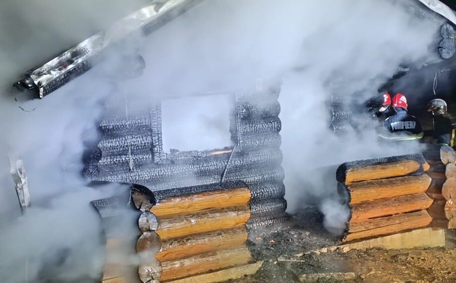 Cabana din lemn, distrusă de flăcări la Gălănești. Pompierii au intervenit cu patru autospeciale de stingere
