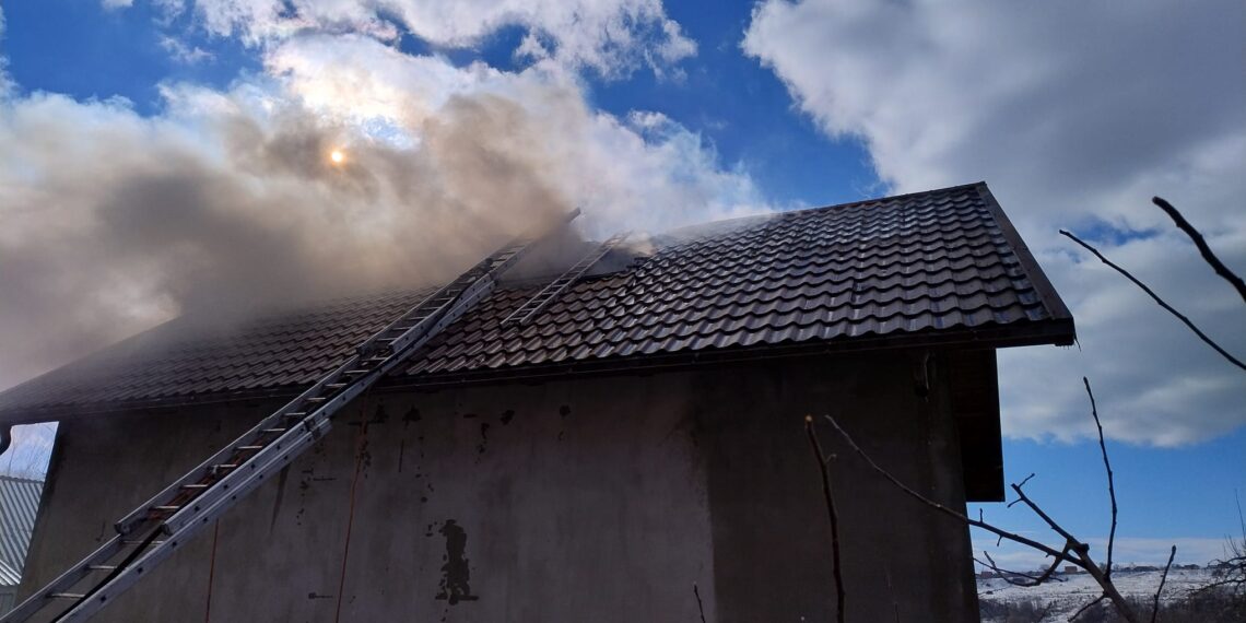 Incendiu la o casă din Hârtop. Acoperișul a ars pe o suprafață de aproximativ 120 de metri pătrați