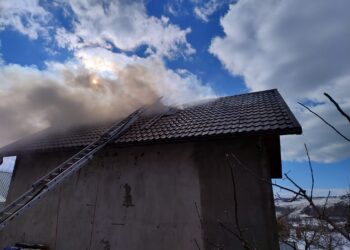 Incendiu la o casă din Hârtop. Acoperișul a ars pe o suprafață de aproximativ 120 de metri pătrați