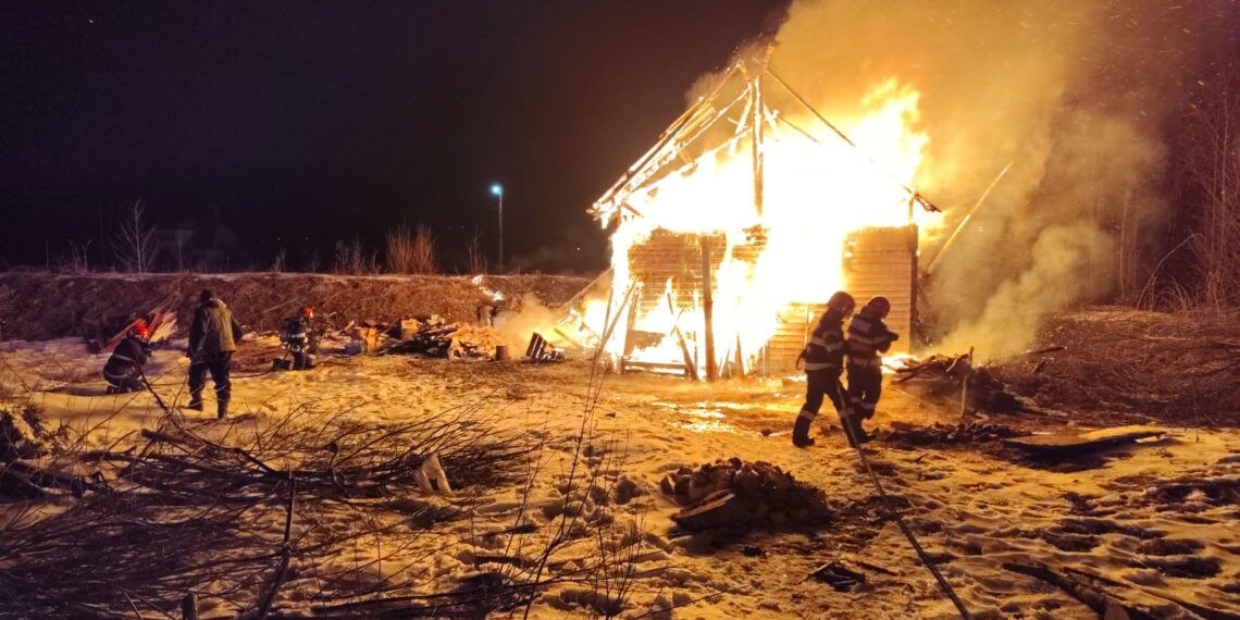 O casă din lemn din Neagra Șarului s-a făcut scrum în urma unui incendiu. Paguba, estimată la circa 30.000 de lei