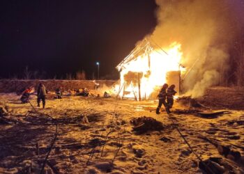 O casă din lemn din Neagra Șarului s-a făcut scrum în urma unui incendiu. Paguba, estimată la circa 30.000 de lei