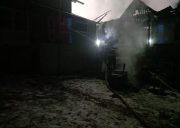 O bătrână de 97 de ani a murit în urma unui incendiu izbucnit la o gospodărie din Preutești. Flăcările s-au răspândit și la o casă învecinată