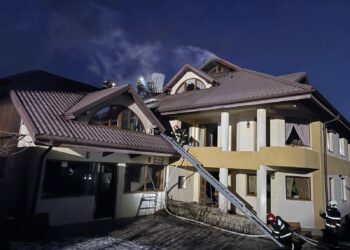 Incendiu în miez de noapte la Sfântu Ilie. Pompierii au luptat cu flăcările și gerul de -10 grade pentru a salva o casă de locuit