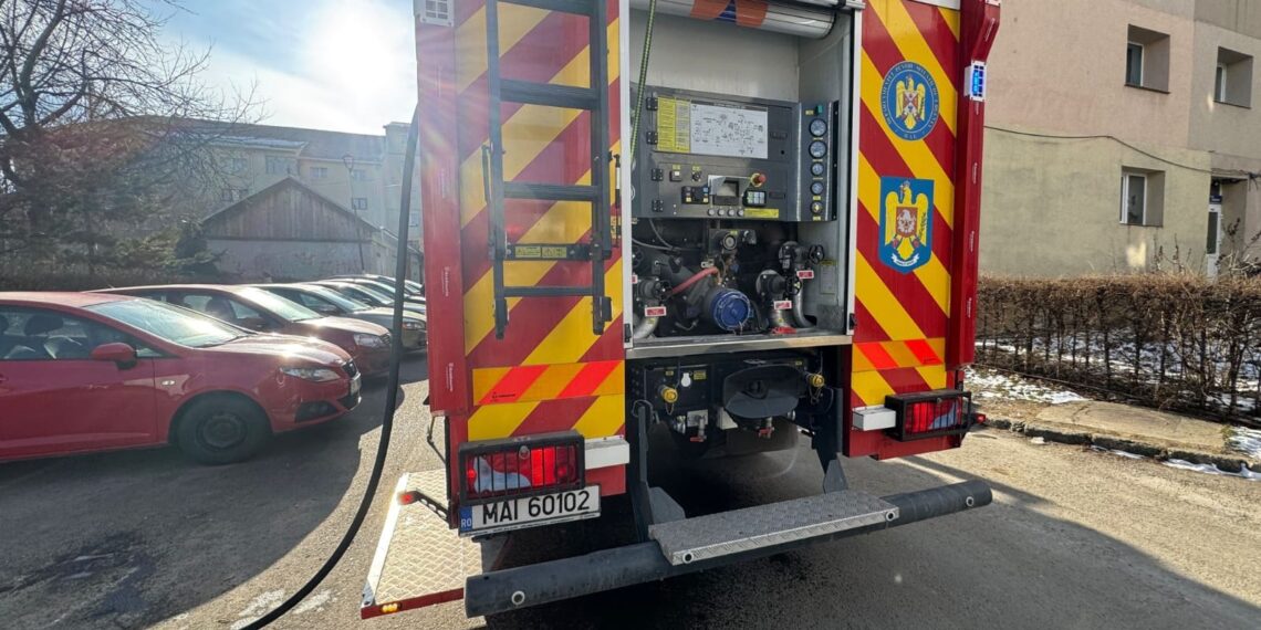 Bucătăria unui apartament din Obcini, făcută scrum în urma unui incendiu izbucnit de la un scurtcircuit la frigider