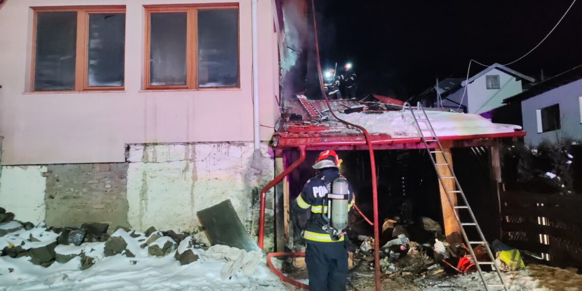 Incendiu la o gospodărie din Vatra Dornei. Pompierii militari au intervenit cu cinci autospeciale de stingere
