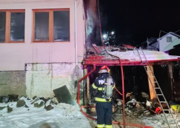 Incendiu la o gospodărie din Vatra Dornei. Pompierii militari au intervenit cu cinci autospeciale de stingere