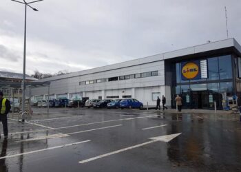 Un sucevean reclamă atitudinea batjocoritoare a angajaților Lidl Zamca: „Am stat 40 de minute în frig, iar ei râdeau în camera de serviciu. M-au trimis acasă cu sticlele goale”