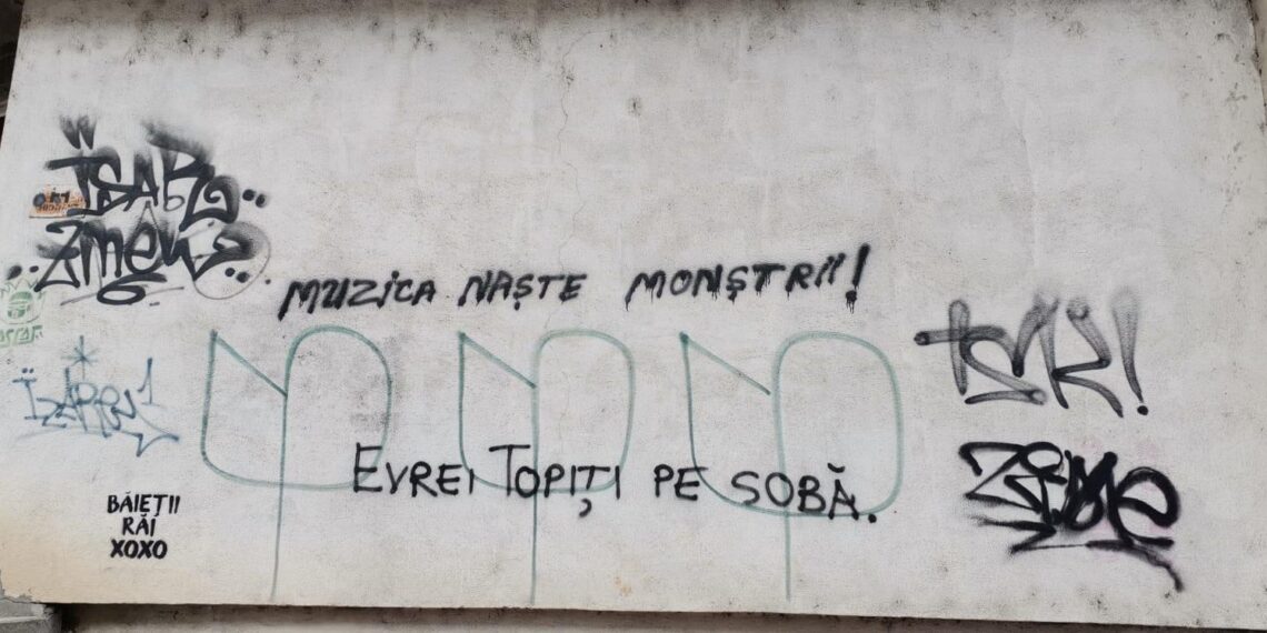 Doi frați din Suceava, de 17 și 19 ani, au fost săltați de polițiști pentru mesajul antisemit scris pe o clădire din centrul municipiului. Cu ocazia percheziției au fost ridicate mai multe obiecte vestimentare