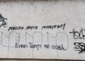 Doi frați din Suceava, de 17 și 19 ani, au fost săltați de polițiști pentru mesajul antisemit scris pe o clădire din centrul municipiului. Cu ocazia percheziției au fost ridicate mai multe obiecte vestimentare