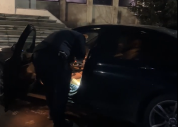 Dani Ghinghiloschi, oprit și percheziționat în trafic, după un apel la 112 care îl acuza că transportă droguri. Sesizarea a venit la scurt timp după ce activistul a denunțat un transport ilegal de lemne, efectuat de un tânăr beat și fără permis: ”Apelantul va fi sancționat cu o sancțiune maximă, vă asigur eu”