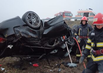 Detalii despre tragedia de pe șoseaua de centură a Rădăuțiului. Victima a zburat cu mașina de pe drum, după ce a acroșat pavimentul și bordurile unui sens giratoriu
