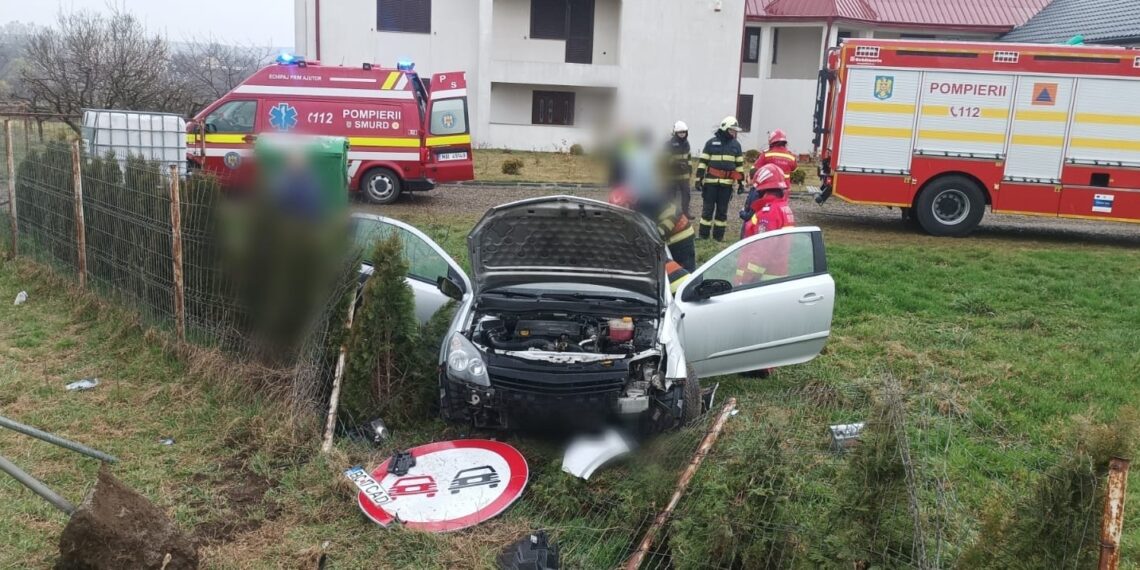 Detalii despre accidentul rutier din Milișăuți. Două femei au ajuns la spital. Șoferul a pierdut controlul mașinii și s-a oprit în gardul unui imobil