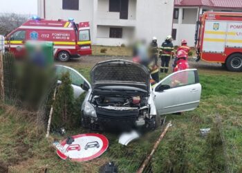 Detalii despre accidentul rutier din Milișăuți. Două femei au ajuns la spital. Șoferul a pierdut controlul mașinii și s-a oprit în gardul unui imobil