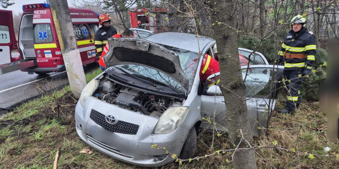 Autoturism ieșit în afara părții carosabile, pe raza orașului Siret. O persoană a rămas încarcerată