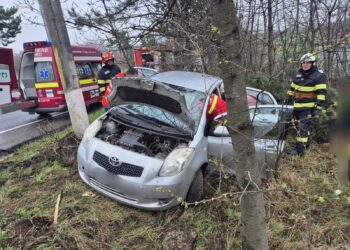Autoturism ieșit în afara părții carosabile, pe raza orașului Siret. O persoană a rămas încarcerată
