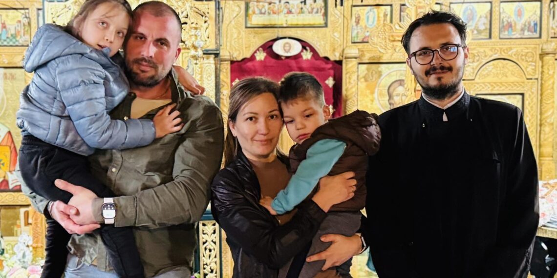 Spovedania preotului Alexandru Lungu și a polițistului Dani Cek, după întâlnirea emoționantă cu frățiorii Gabriela și Maxim, la slujba de la Fălticeni: ”Am simțit cum fiecare suflet din biserică si-a lasat crucea propriei vieți rezemată pe un piedestal imaginar, undeva la intrarea în biserică și preț de 3 ore și jumătate au devenit un fel de Simon Cirineul, acel bărbat care a purtat crucea lui Hristos până pe Golgota”