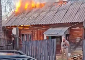 Detalii despre incendiul din Capu Câmpului. Proprietarul și-a dat foc la casă și a încercat să oprească pompierii cu un levier și un cuțit