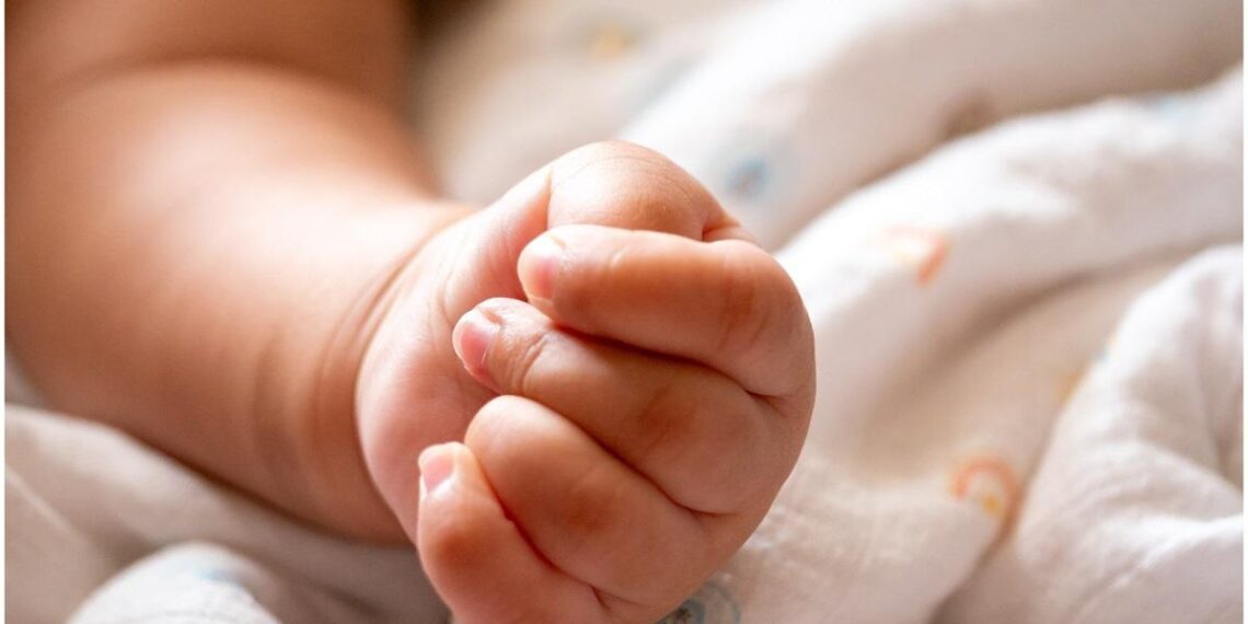 O fetiță de 1 an și 4 luni din Vicovu de Sus a ajuns la spital, după ce a înghițit o monedă