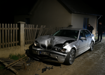 Doi tineri beți din Zamostea au ajuns la spital după ce s-au izbit cu mașina în gardul unei locuințe. Nu se știe cine era la volan