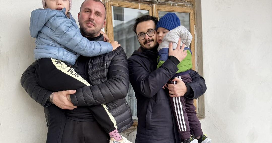 Campania umanitară inițiată de preotul fălticenean Alexandru Lungu și polițistul brașovean Dani Cek pentru cei doi frățiori cu o boală rară se apropie de o nouă bornă: „Mai avem nevoie de 50.500 de euro pentru a coborî sub 400.000”