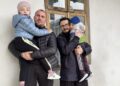 Campania umanitară inițiată de preotul fălticenean Alexandru Lungu și polițistul brașovean Dani Cek pentru cei doi frățiori cu o boală rară se apropie de o nouă bornă: „Mai avem nevoie de 50.500 de euro pentru a coborî sub 400.000”